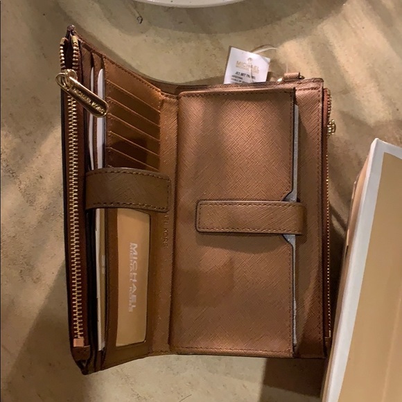 Michael Kors Handbags - Michael Kors phone holder wallet